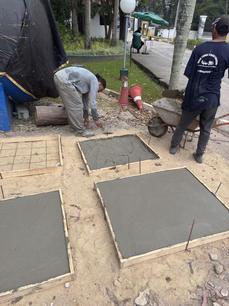 Equipe da Busk executando bases de concreto em obra