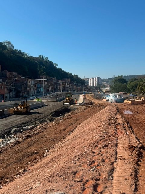 Abertura e terraplanagem de via em área urbana