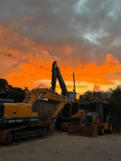 Frota de máquinas Busk Terra estacionada ao entardecer